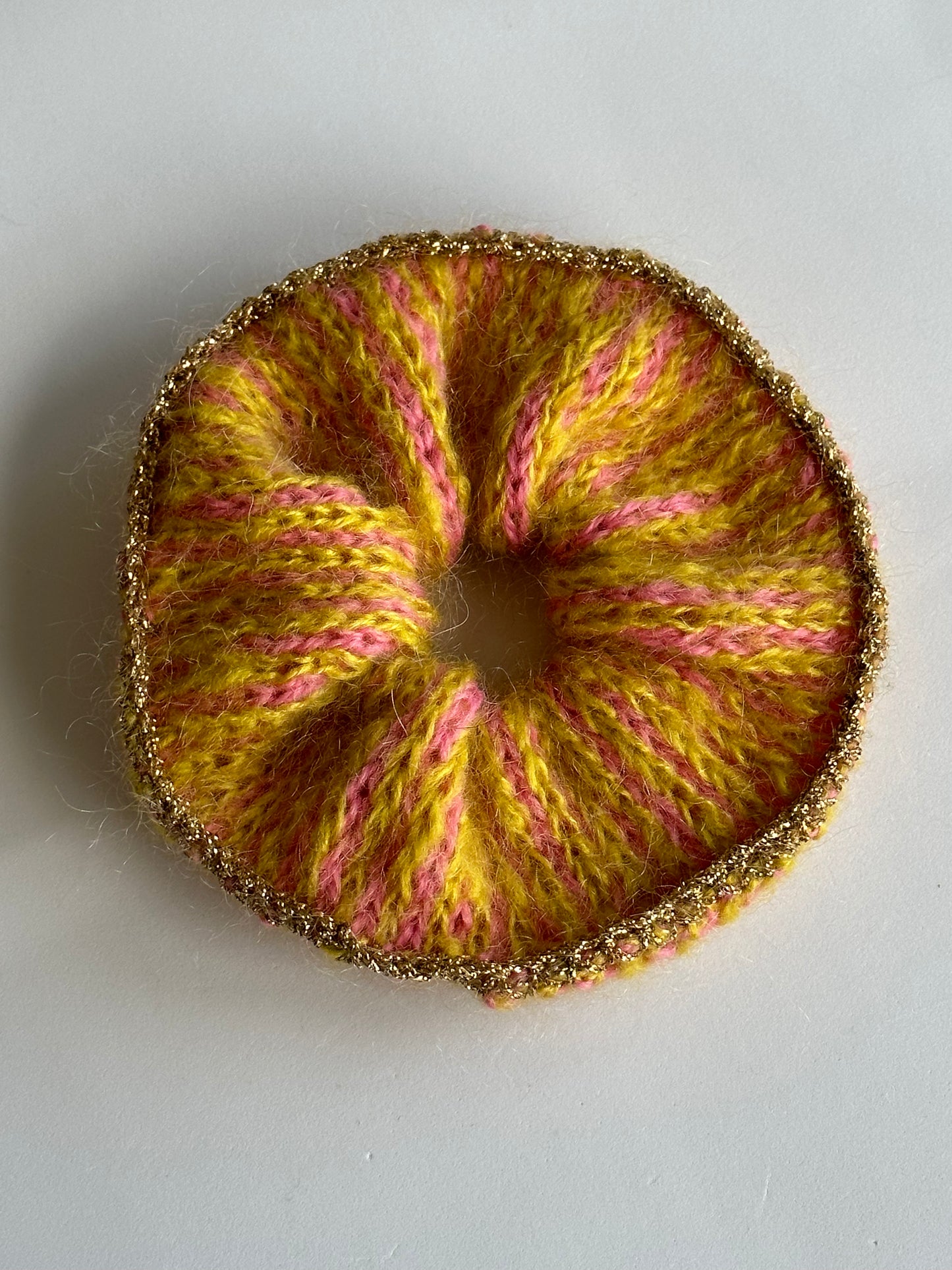 Strikket Scrunchie Lyserød og Gul