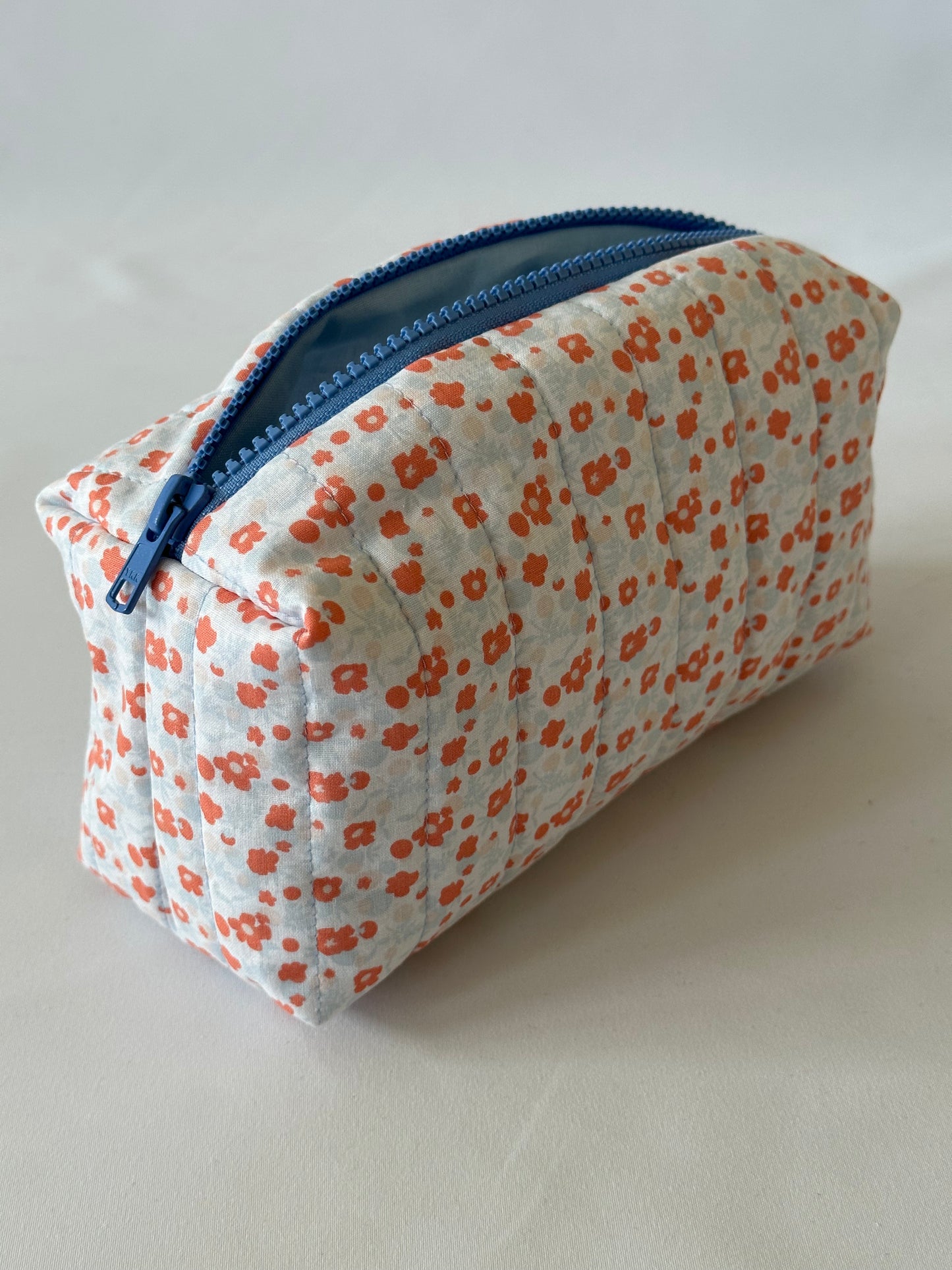 Lille Toilettaske - Lyseblå Orange Blomst